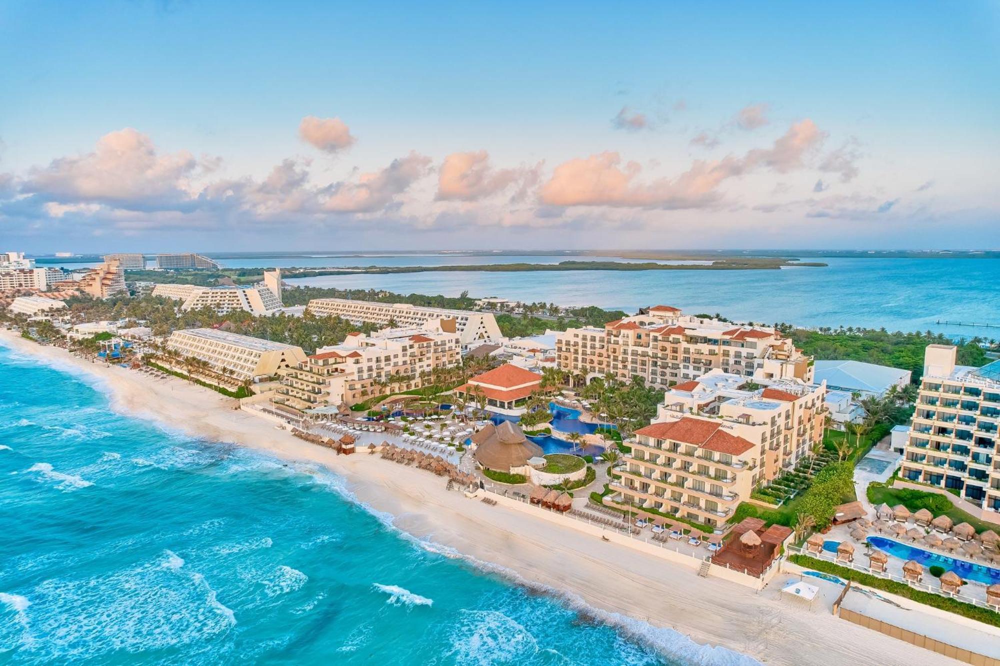 Fiesta Americana Condesa Cancún Eksteriør bilde Aerial view of the resort