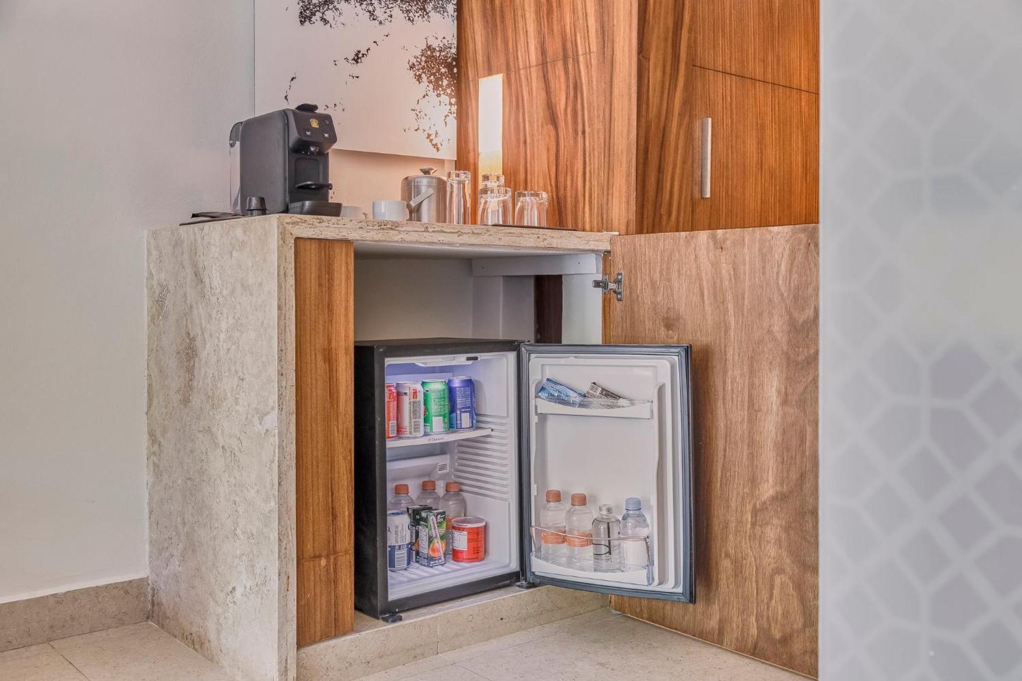 Fiesta Americana Condesa Cancún Eksteriør bilde A mini-bar in a hotel room